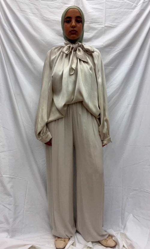 Blusa de satén mujer in champagne color with a glossy satin finish, tie neck detail, long sleeves, and loose fit