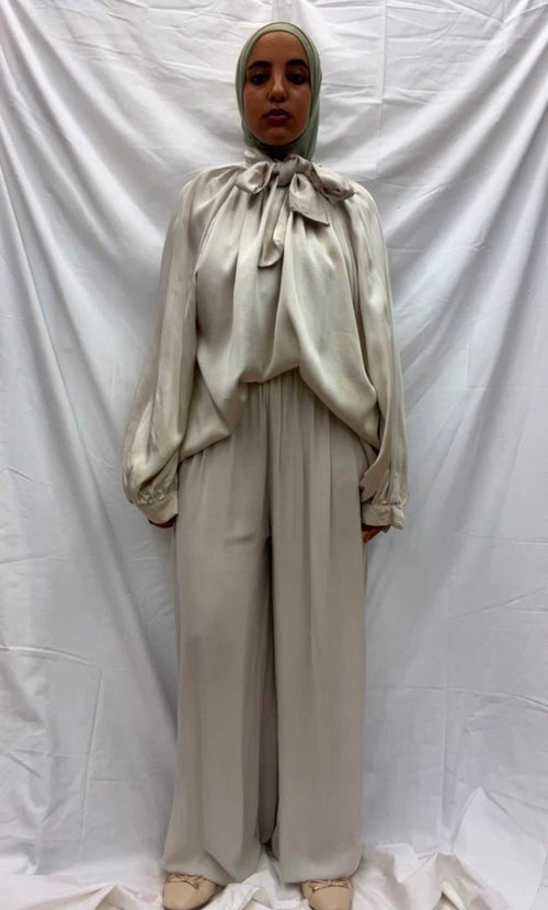 Champagne satin blusa de satén mujer with a glossy finish, tie neck detail, and loose-fitting long sleeves