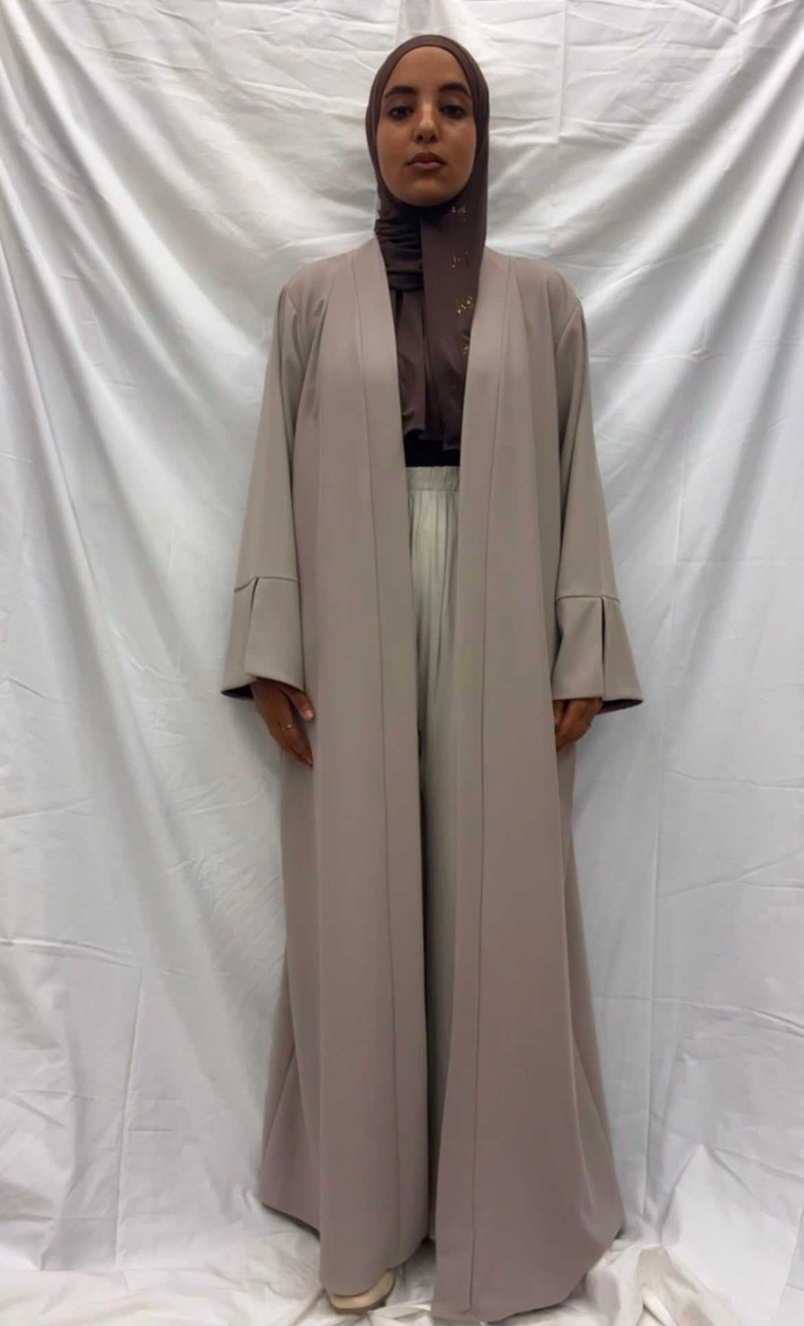 kimono largo in taupe color featuring long open-front design and two-tone sleeve lining for subtle contrast and style